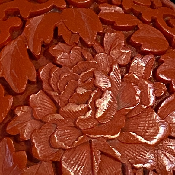 Vintage Chinese Red Cinnabar intricate carved floral trinket box. - Picture 6 of 16